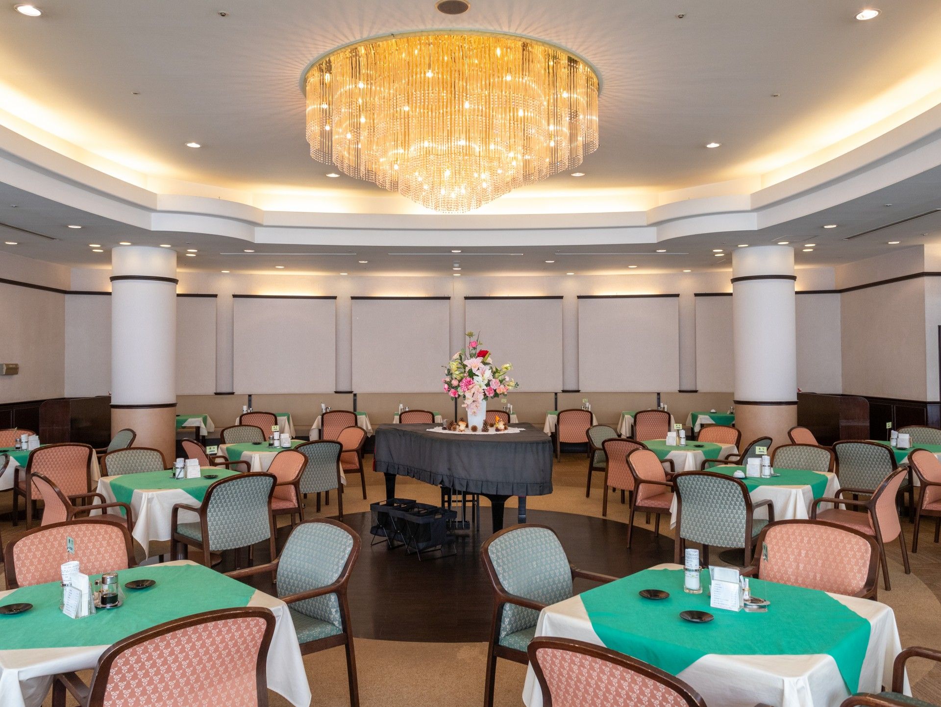 華やかな照明のある食堂