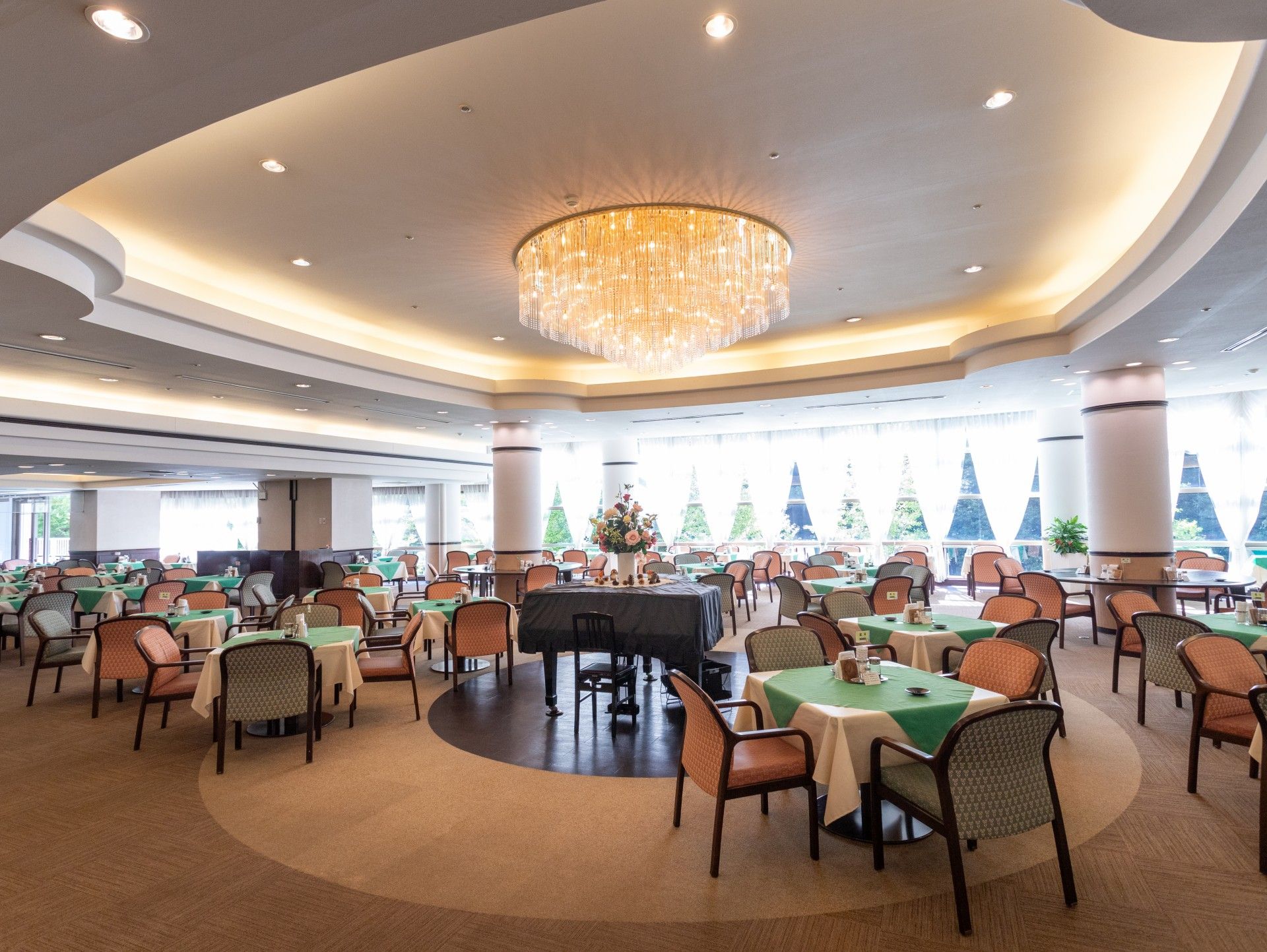 広々とした食事スペース