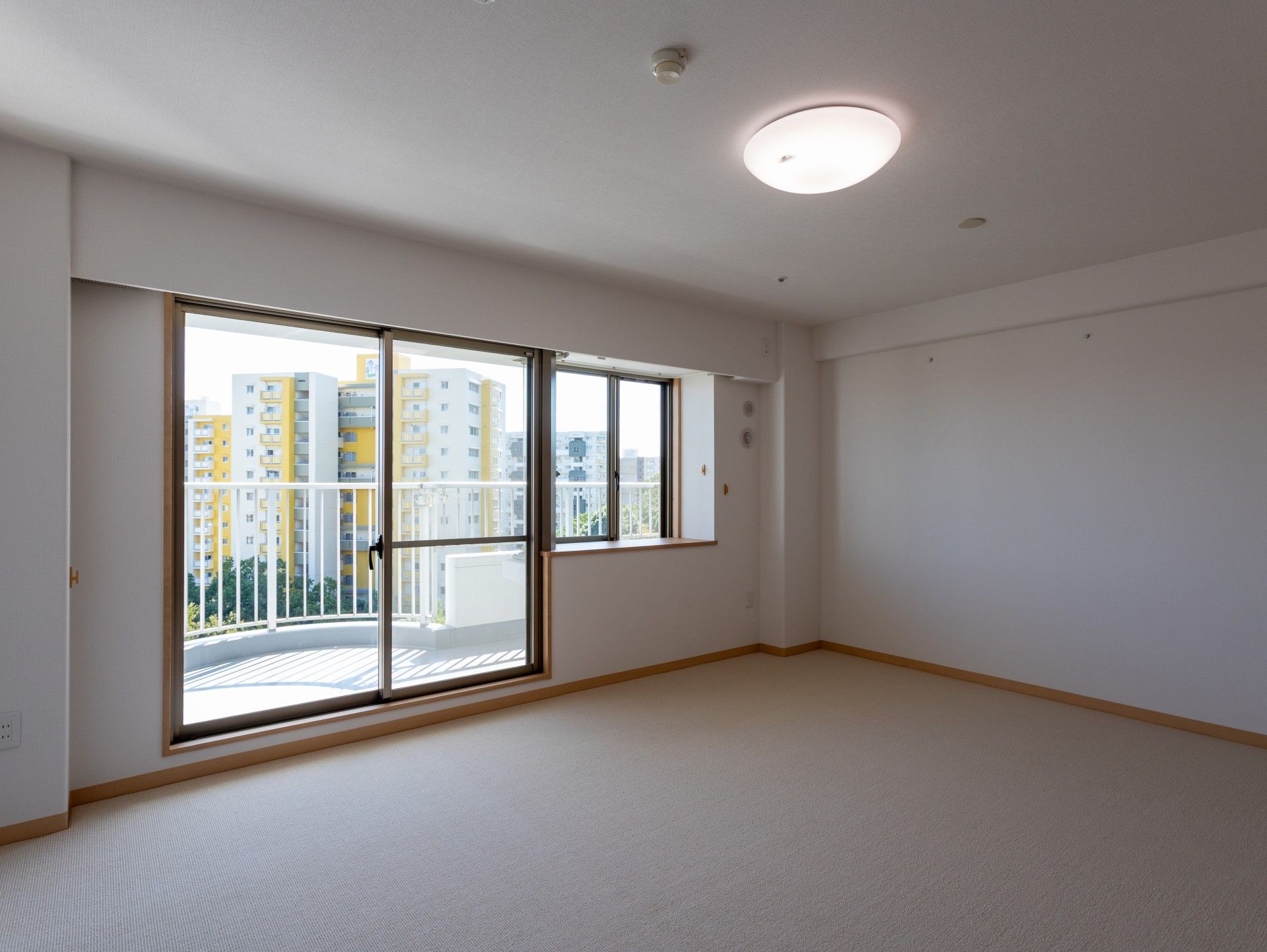 大きな窓のある部屋