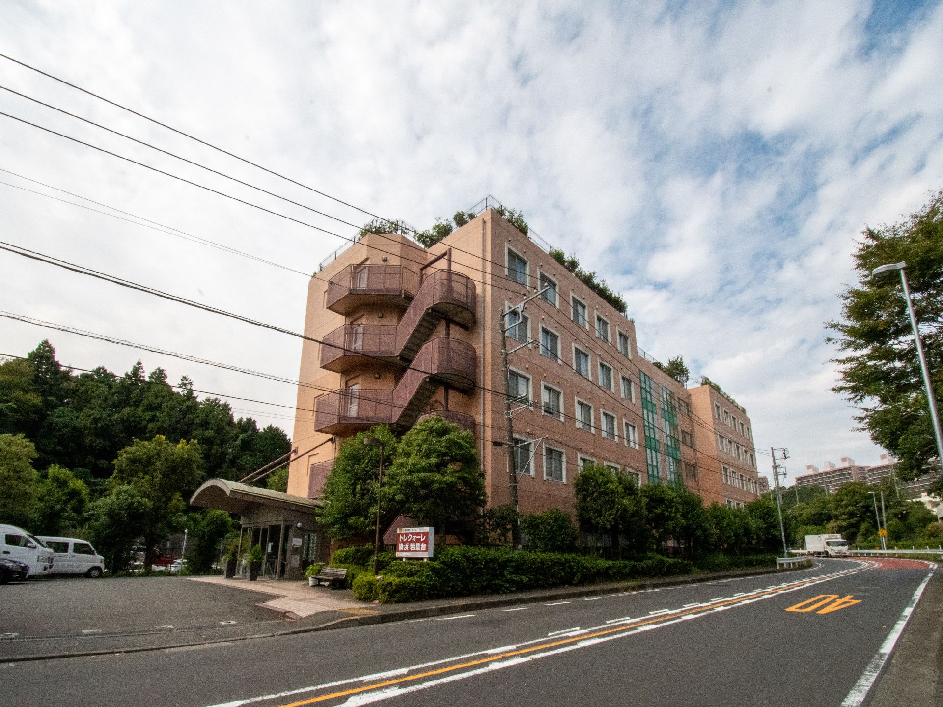茶色を基調とした６階建ての介護付き有料老人ホーム