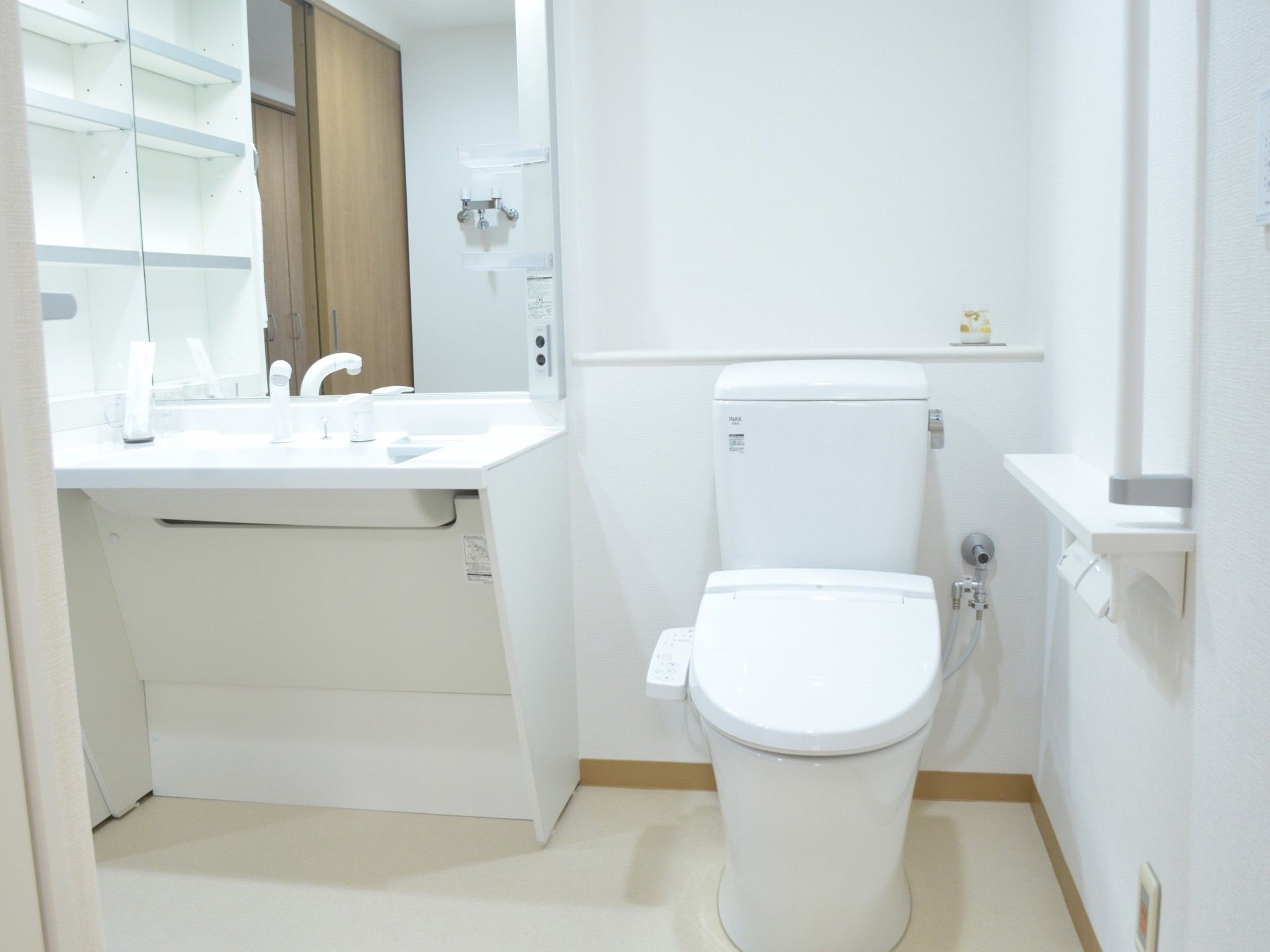 清潔なトイレと洗面台