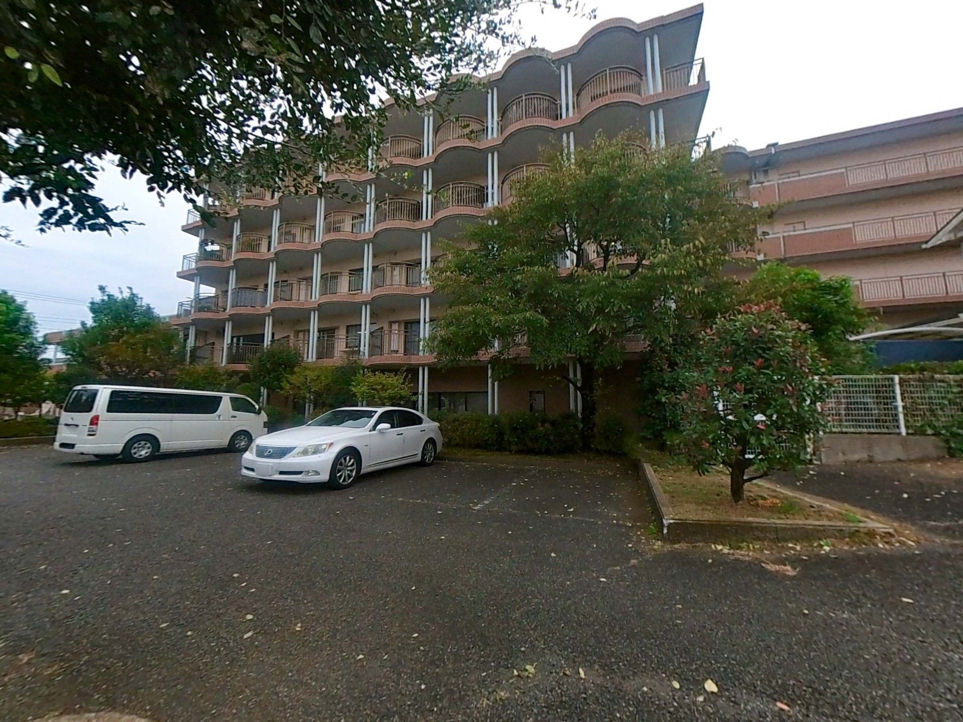 緑に囲まれた建物外観