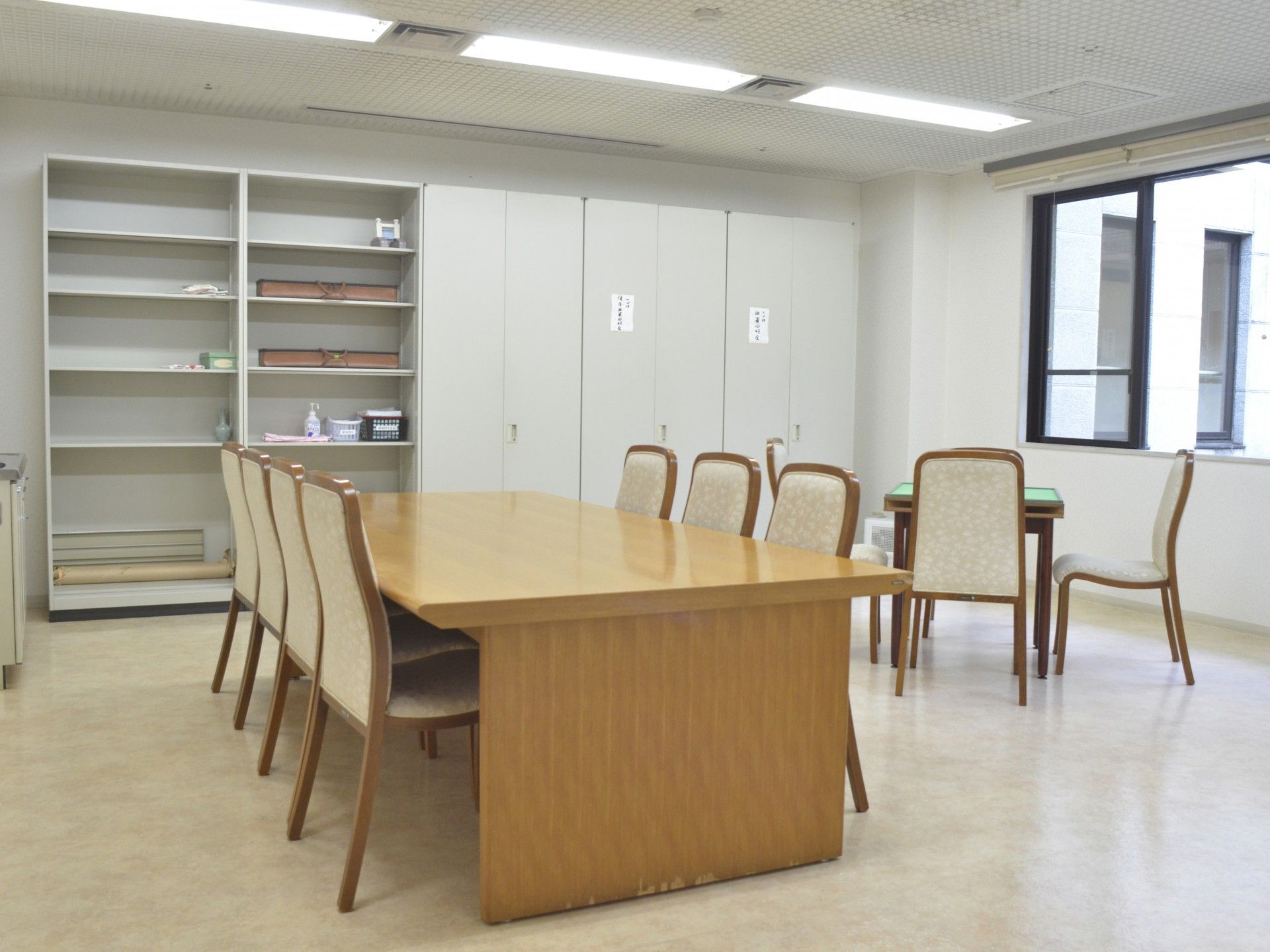 広いテーブルのある部屋