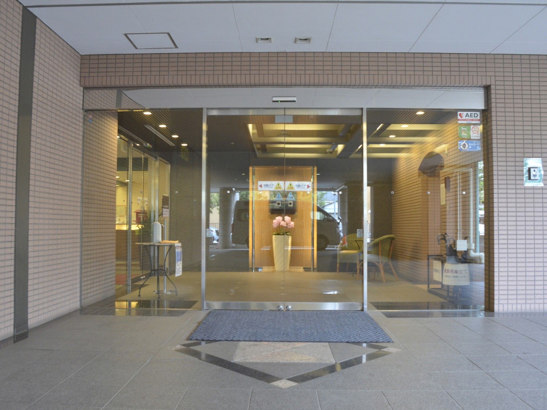 ガラス扉のエントランス