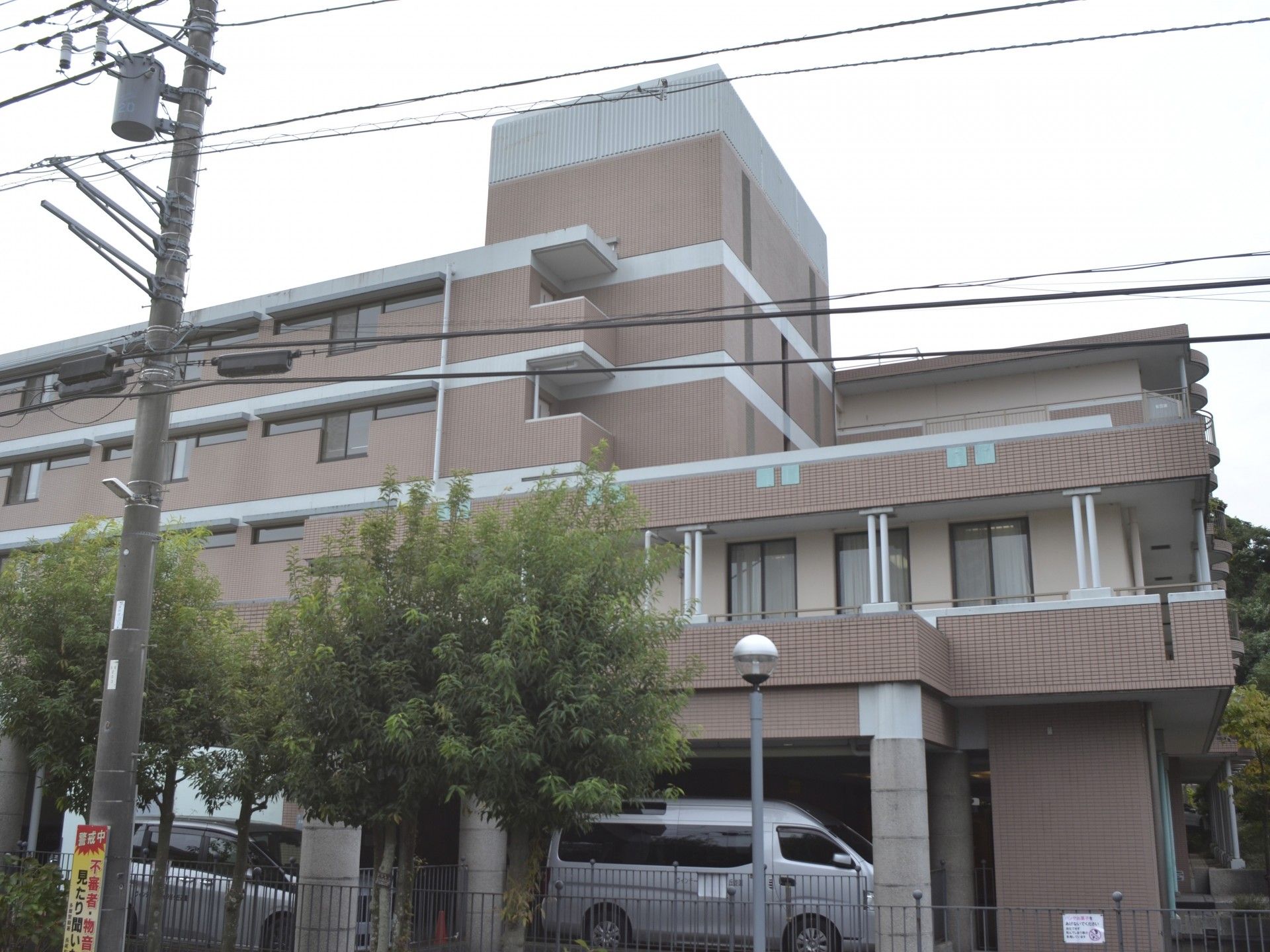 落ち着いた外観の建物