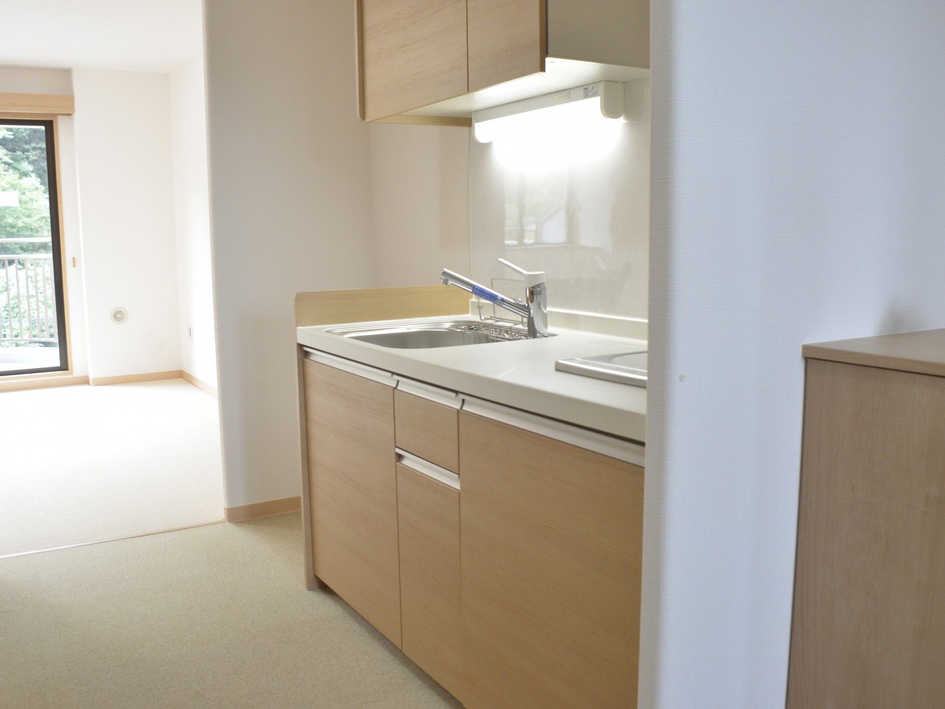 明るいキッチンの一角