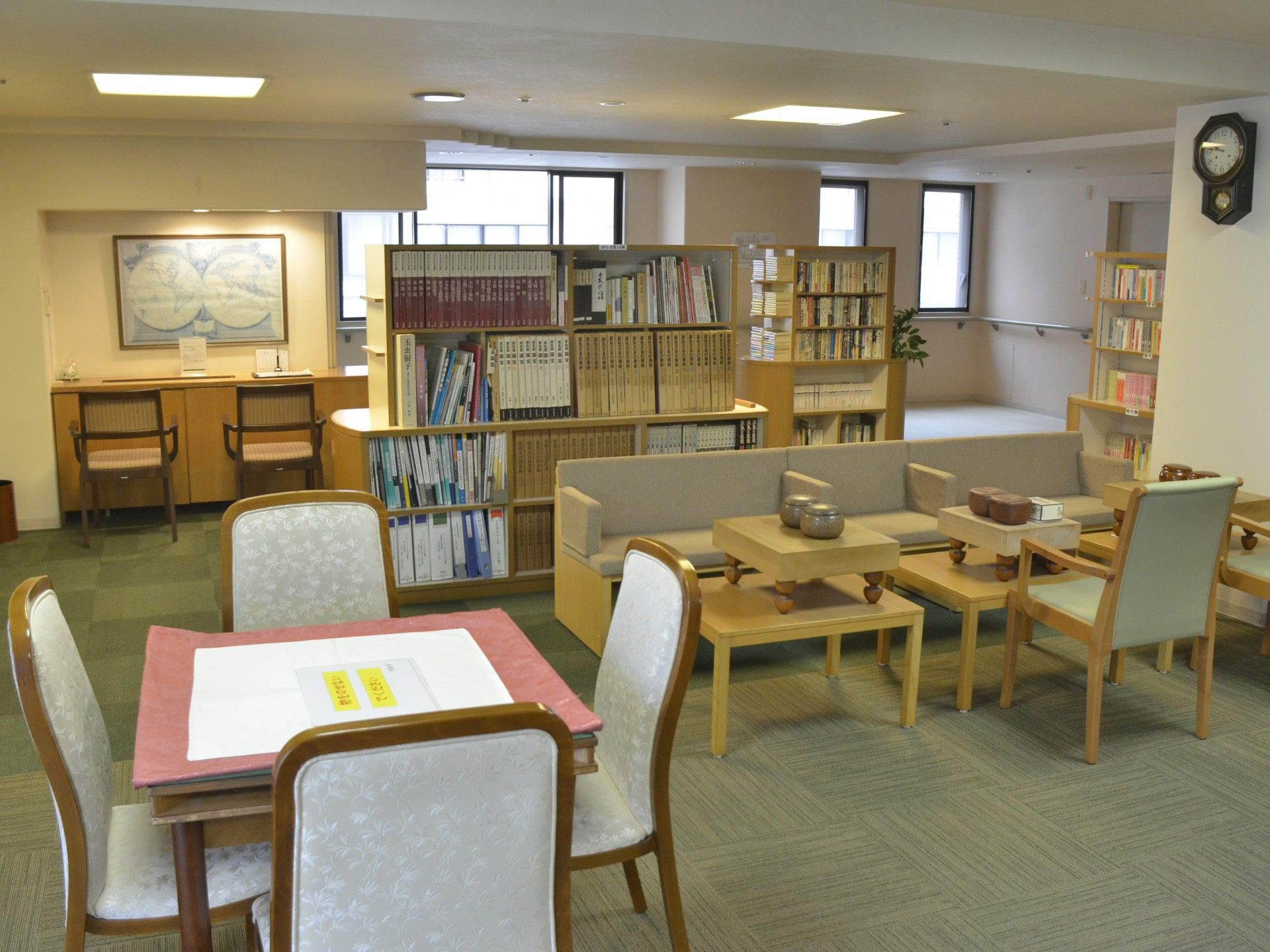 本棚と椅子が並ぶ部屋