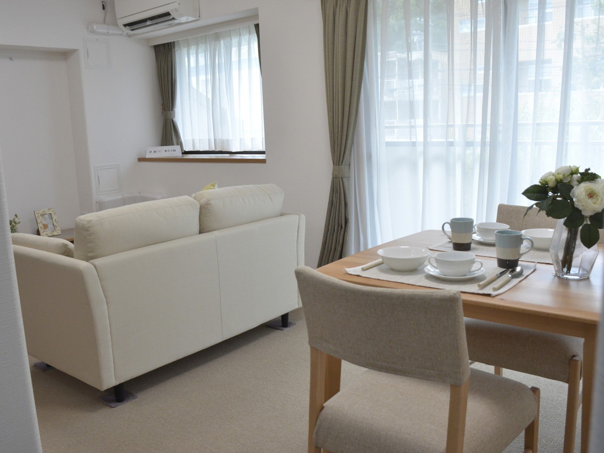 明るいリビングとダイニング