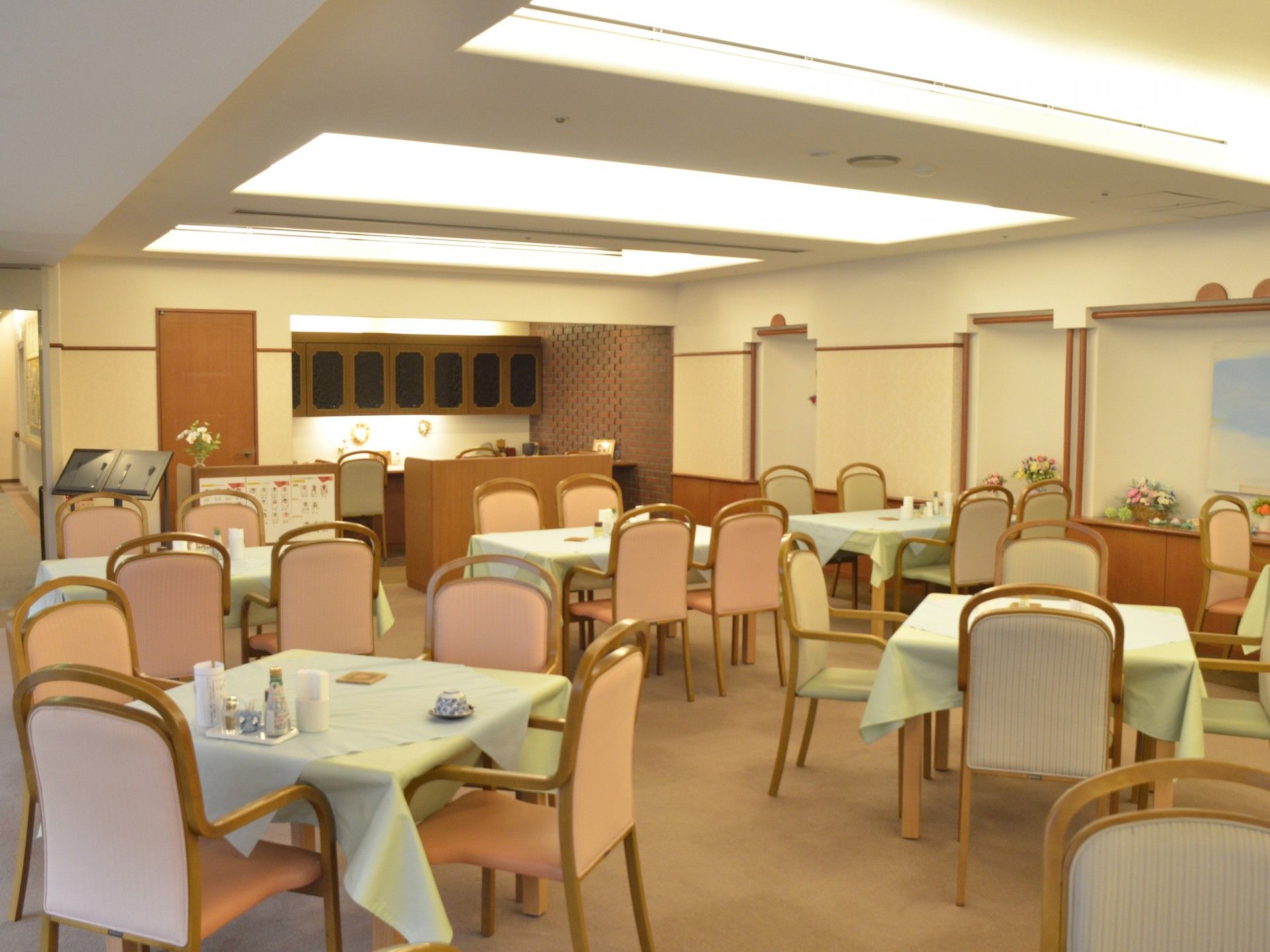 落ち着いた雰囲気の食堂