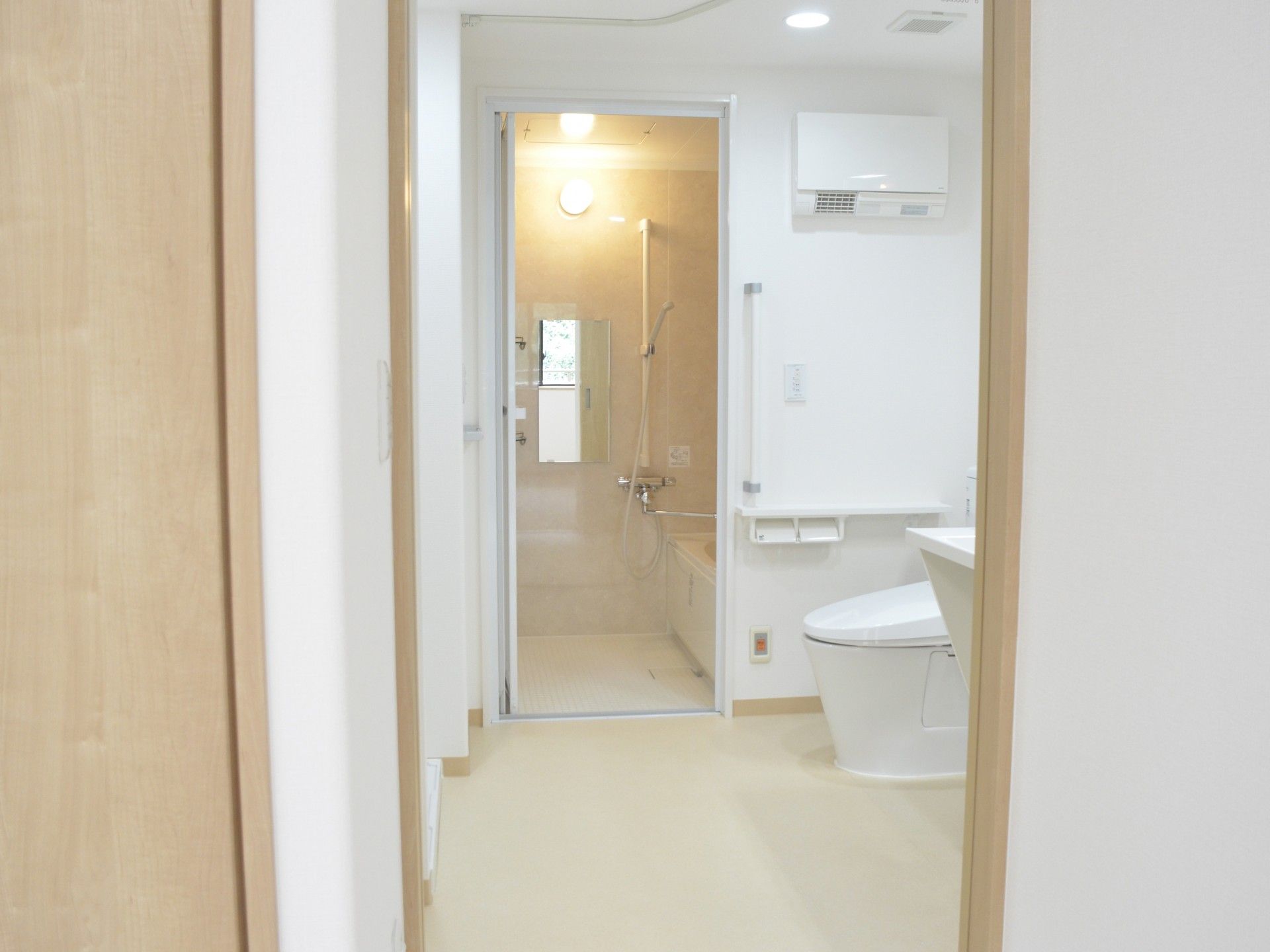 清潔な浴室とトイレ