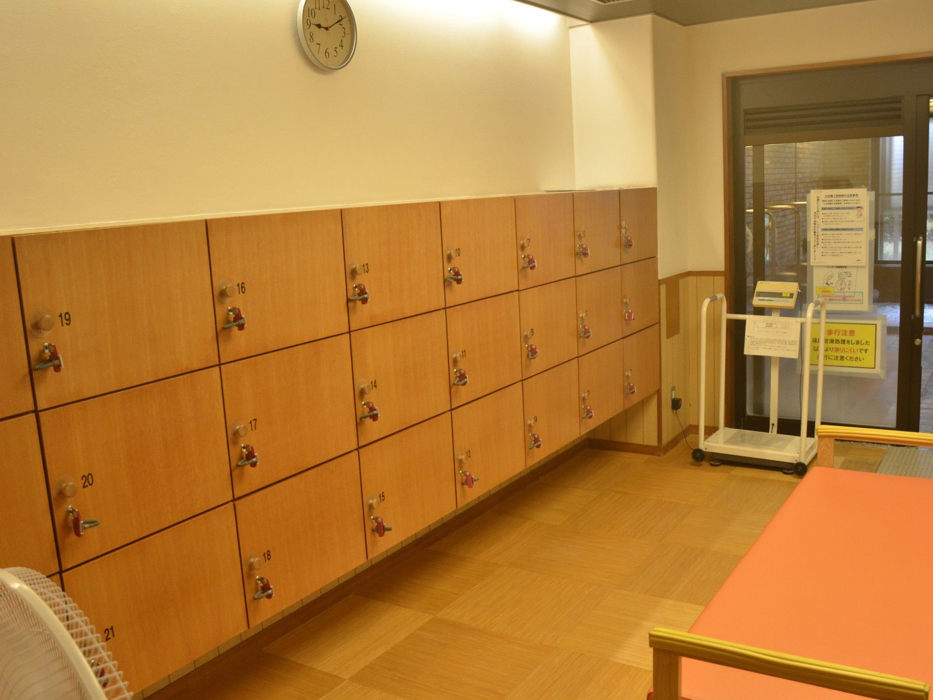 ロッカーと出入口の空間