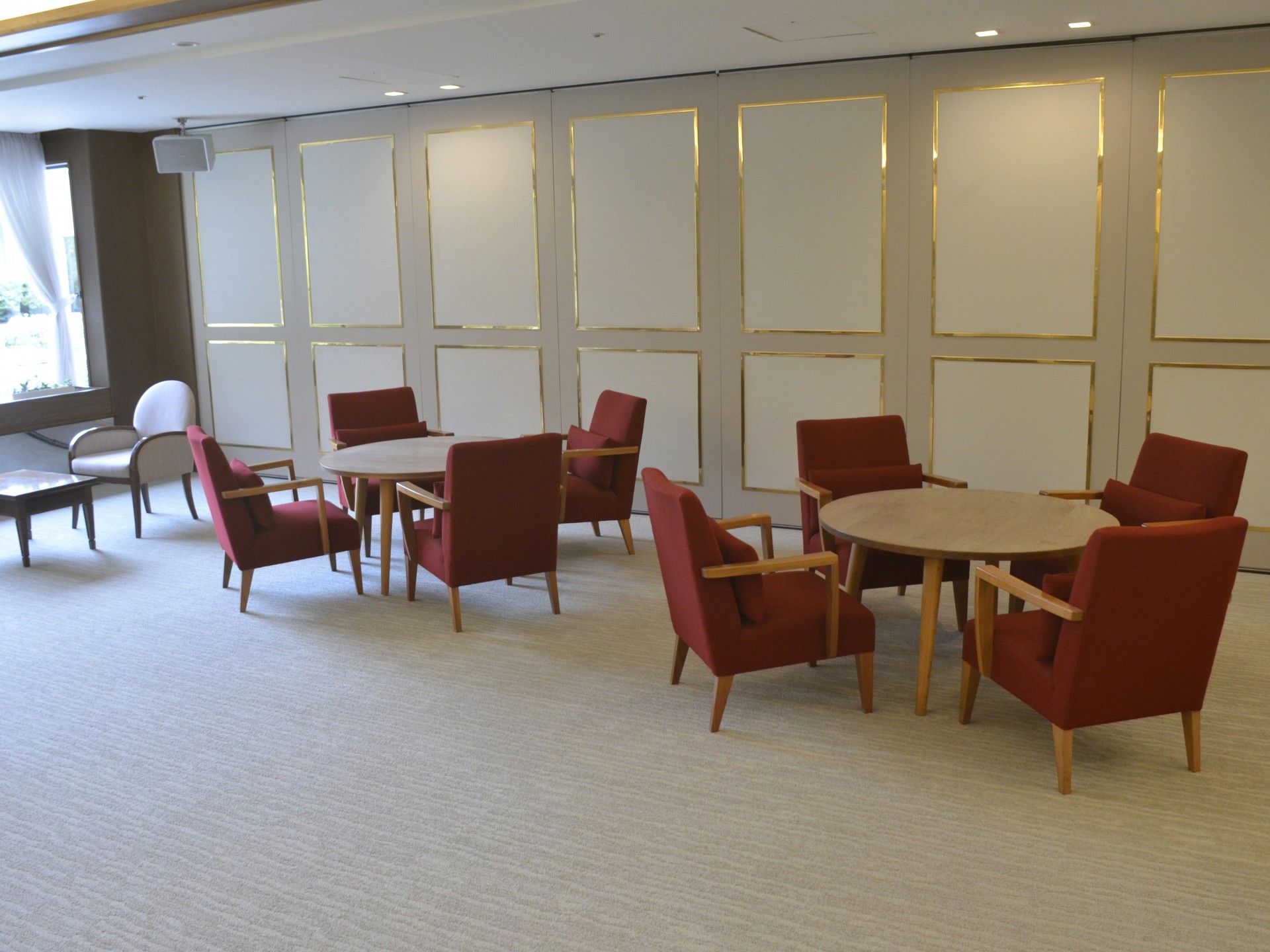 落ち着いた色合いの談話スペース