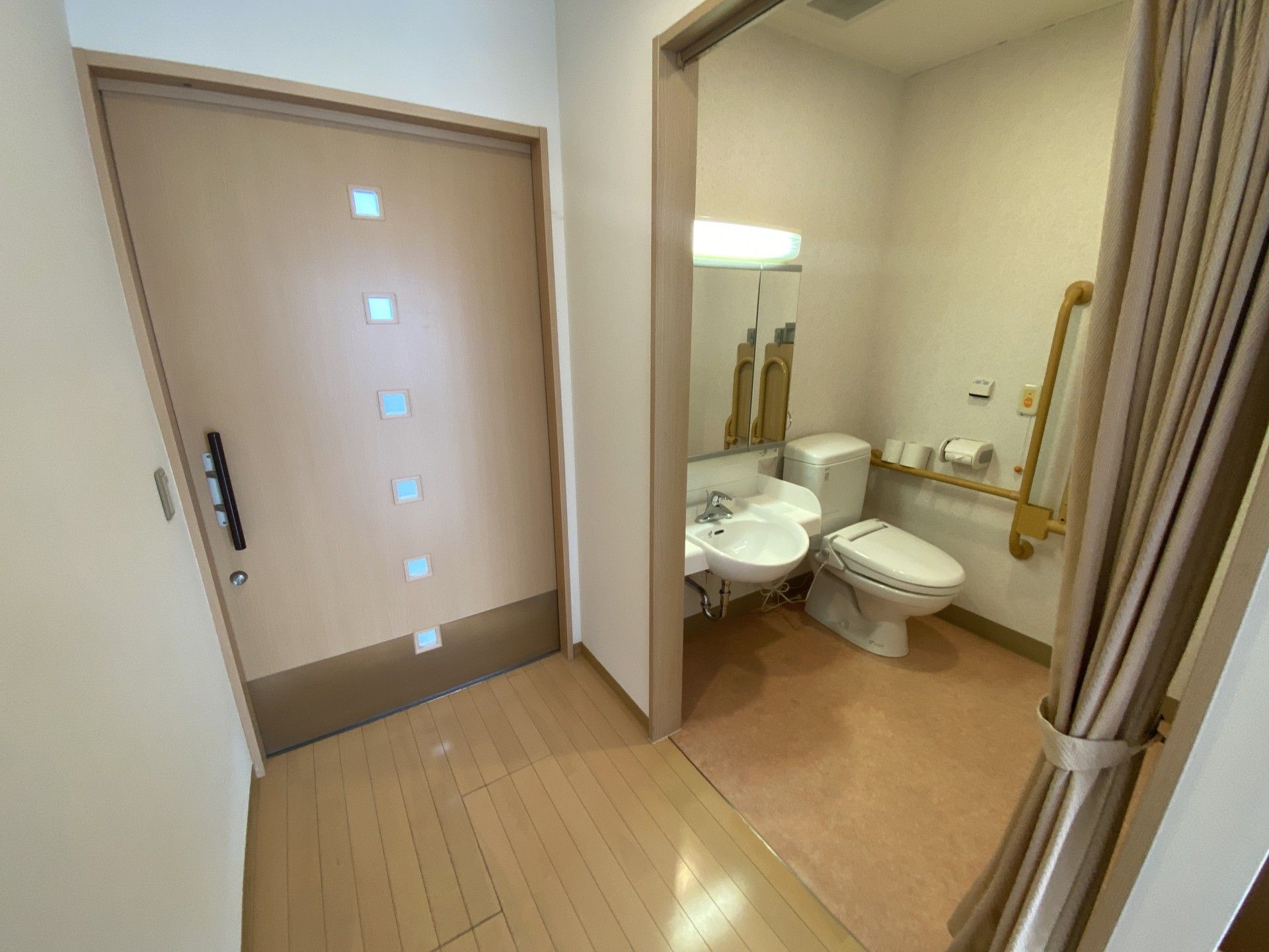 バリアフリーのトイレ空間
