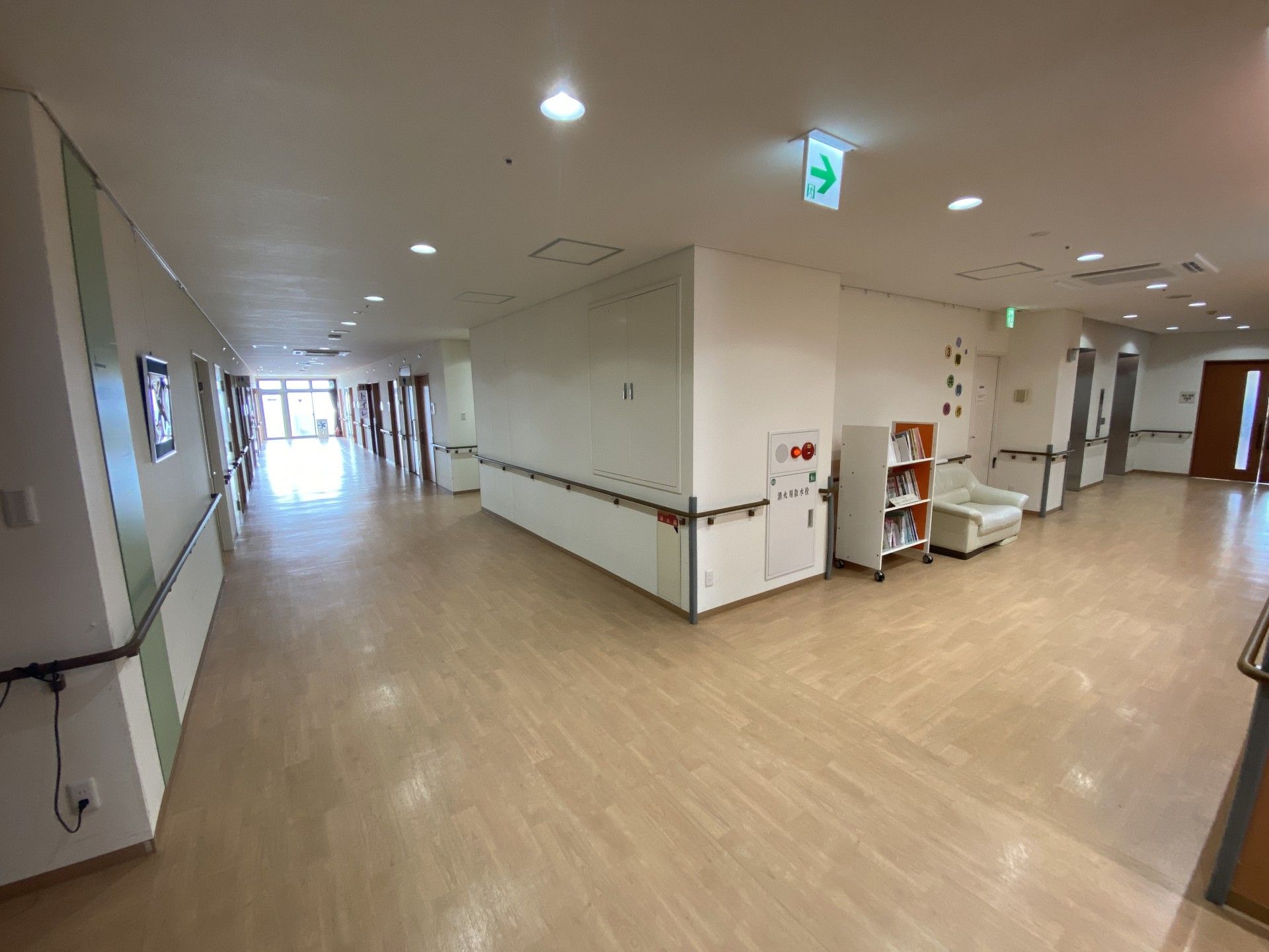 広々とした廊下の様子