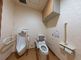 バリアフリー設計のトイレ空間