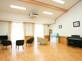 生きがい広場と名付けられたスペースには、ピアノやテレビ、水槽が置かれている。