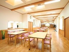 洗面所がある食堂は縦に長い設計で奥にはテレビもある。