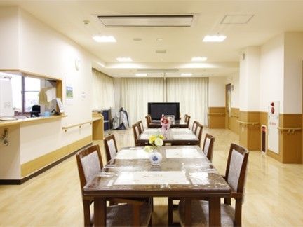 リビングダイニングにはテレビやダイニングテーブルなどが置かれ、入居者が思い思いの場所で過ごせるようになっている。