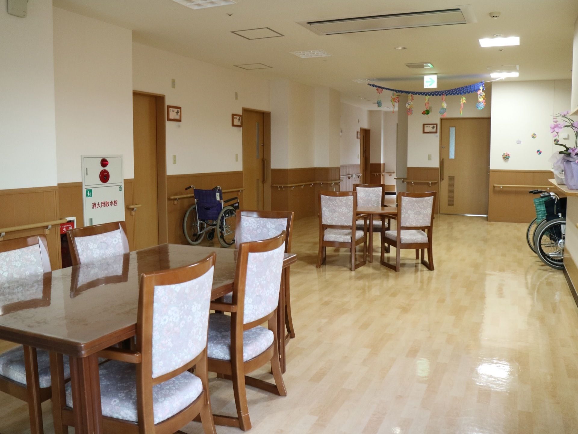 食堂は明るく広々としたスペースがあり、食事だけでなくレクリエーションなどにも活用できるような造りになっている。