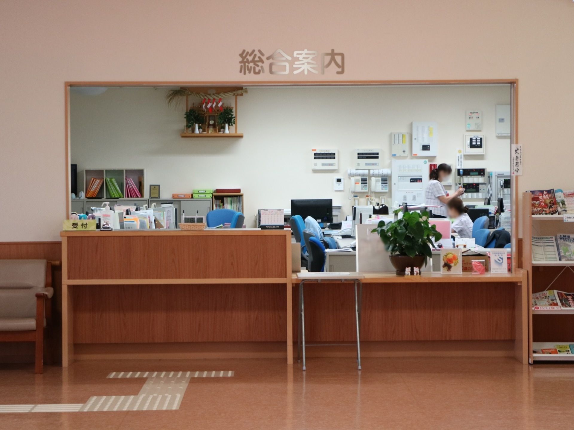 総合受付は事務所を併設していて、入居者様や来訪されたご家族様にすぐ対応できるように造られている。周囲は広々とスペースがあり、開放的な空間。