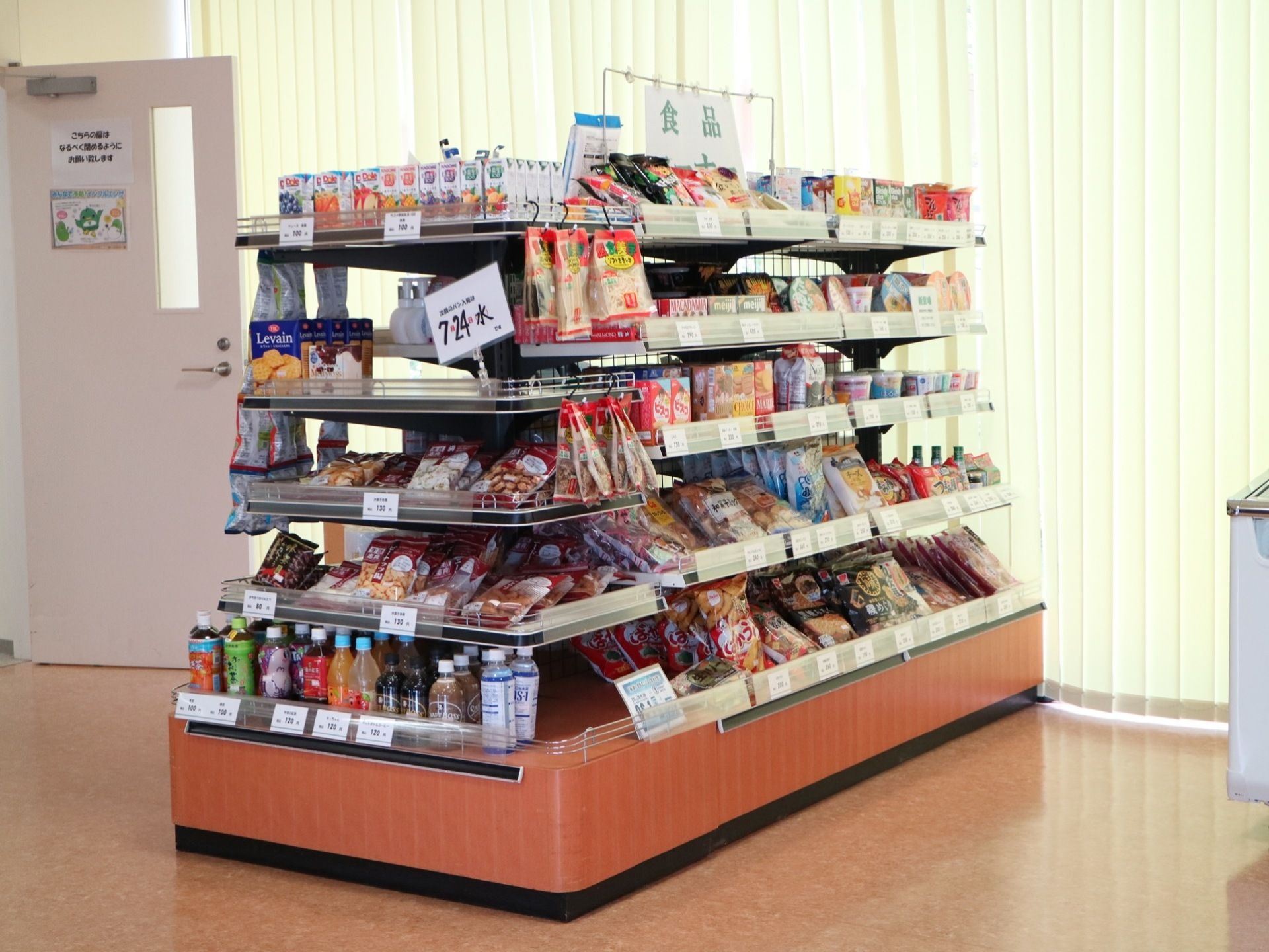 ５段の大きな商品棚には、お菓子や飲み物、即席麵などさまざまな商品が並べられている。きれいに陳列され、ほしいものが探しやすくなっている。