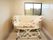 介護度の高い方のために機械浴槽が設置された浴室。タイルが貼られた壁。