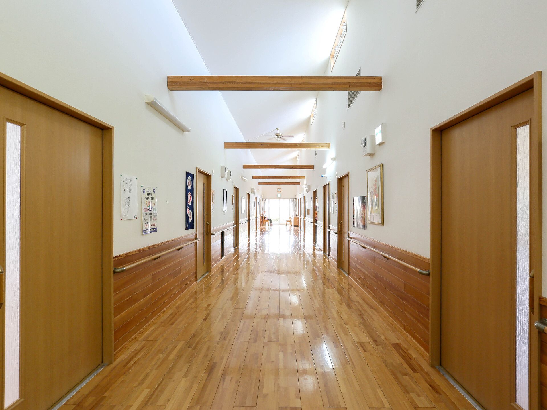 木肌を活かした内装や建具を多く使った、見通しの良い広い廊下