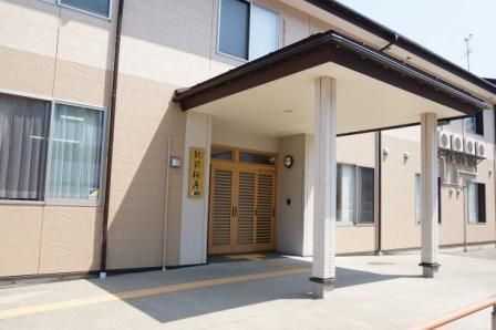 雨よけがあるエントランス部分。フルフラット設計で段差がない様子が分かる