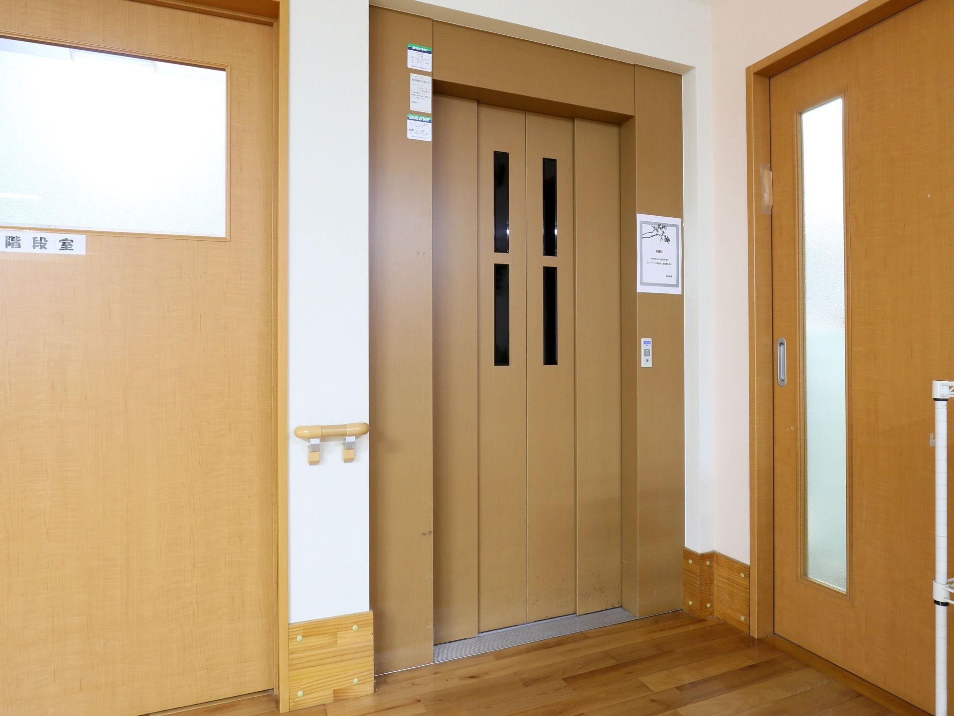 エレベーターが建物内に完備されている。操作ボタンがシンプルで、ボタン１つ押せば、だれでも簡単に利用できる。