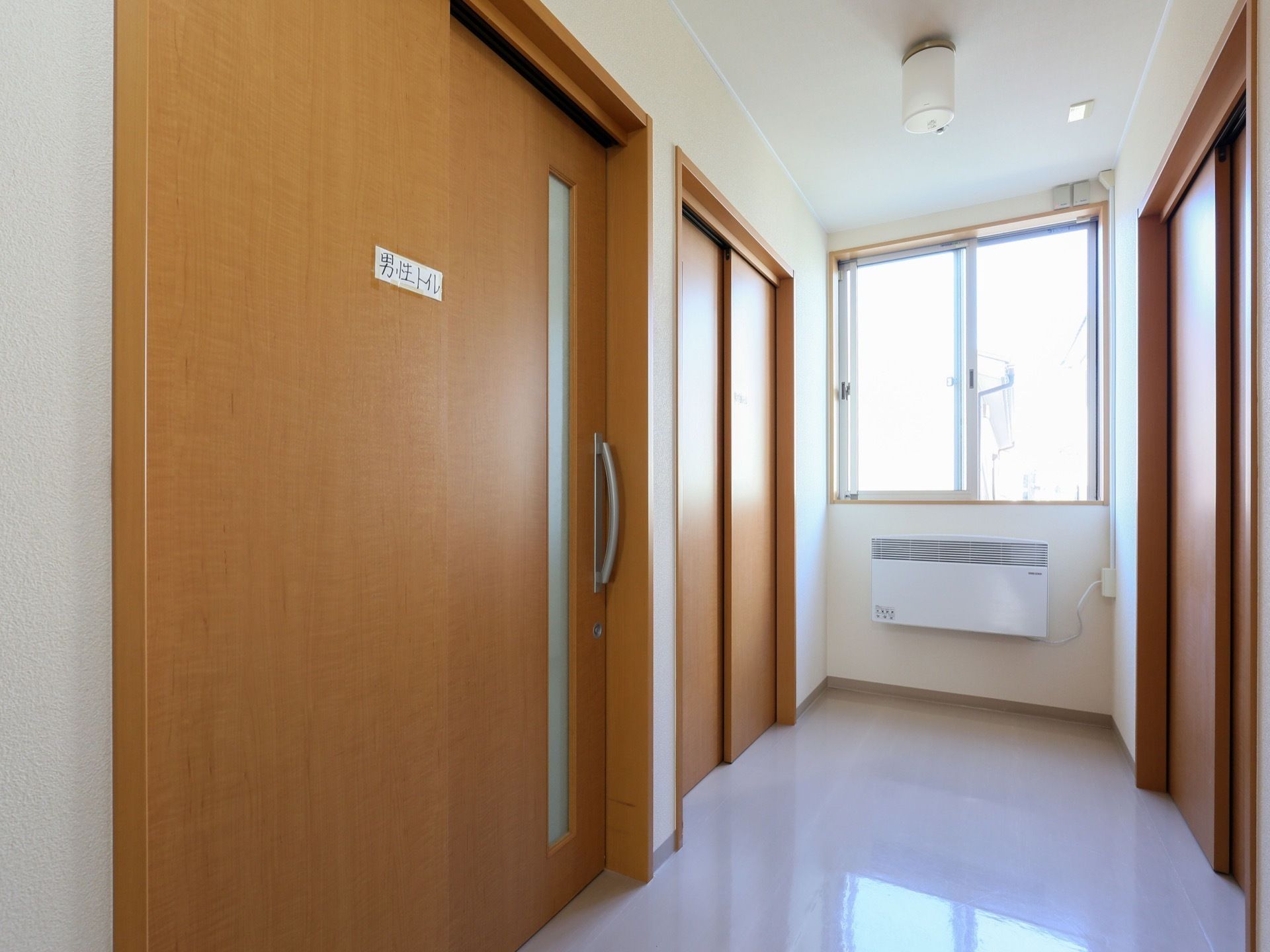 一か所に集約されるかたちで、複数のトイレがある。ドアは引き戸になっていて、間口が広々として出入りしやすい。