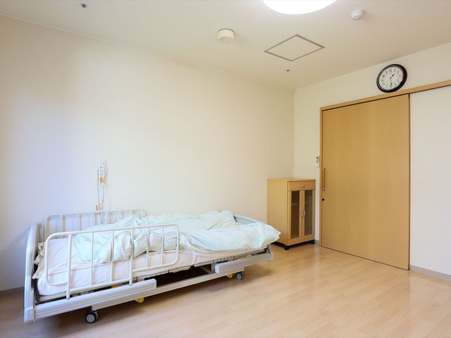 居室には介護用ベッドが完備されている。安全のため、ベッドサイドの手が届きやすい位置に、ナースコールがある。