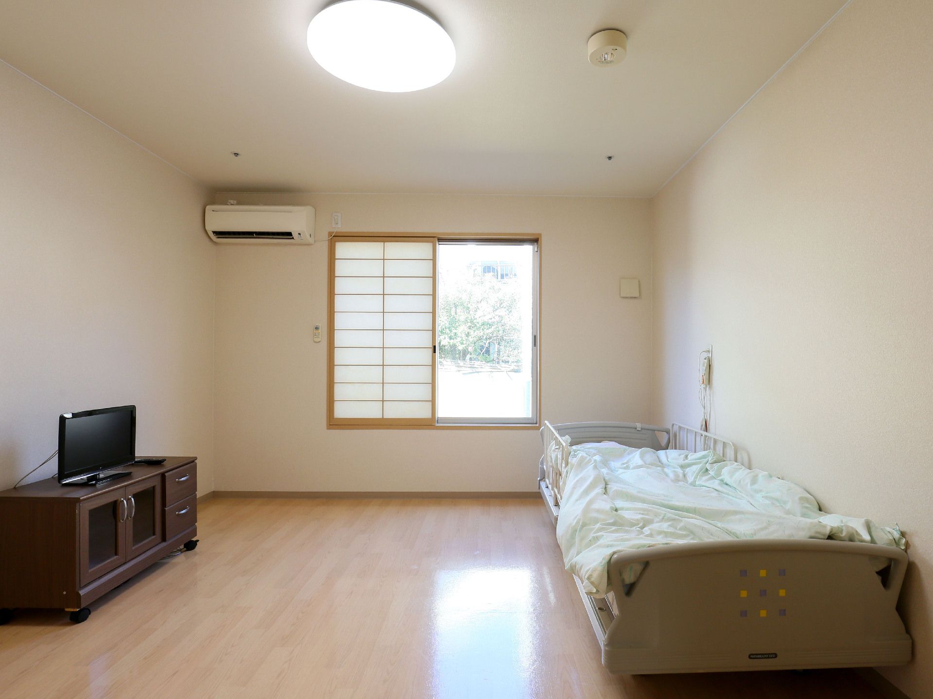 日よけとして障子調の建具を設置した、シンプルな内装の洋室