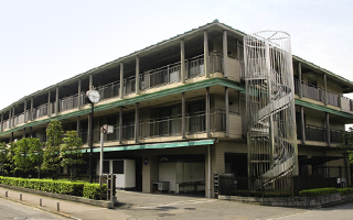 広々とした建物外観