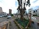 広場のある建物の外観