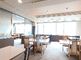 広々とした明るい食堂