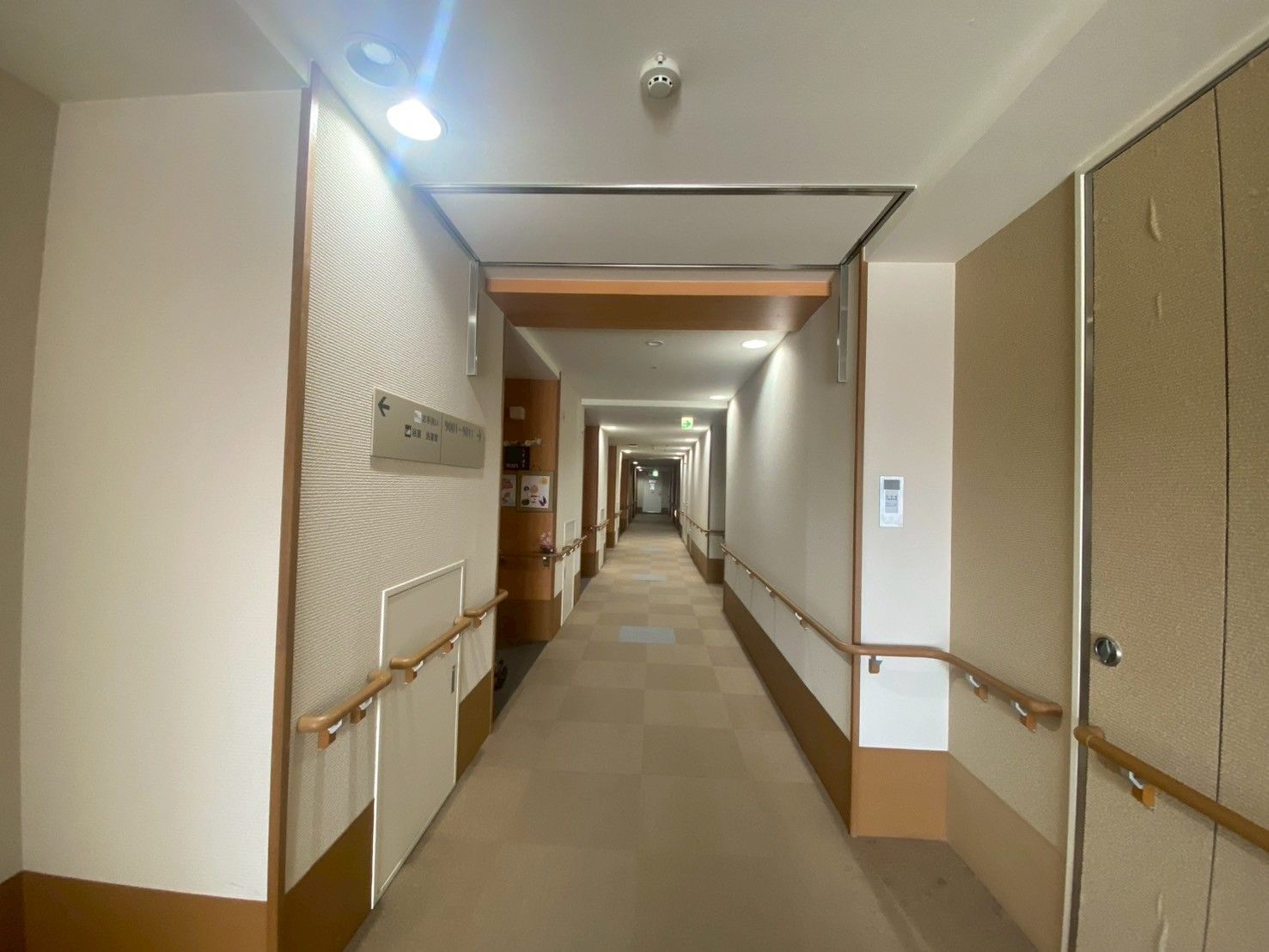 手すり付きの長い廊下