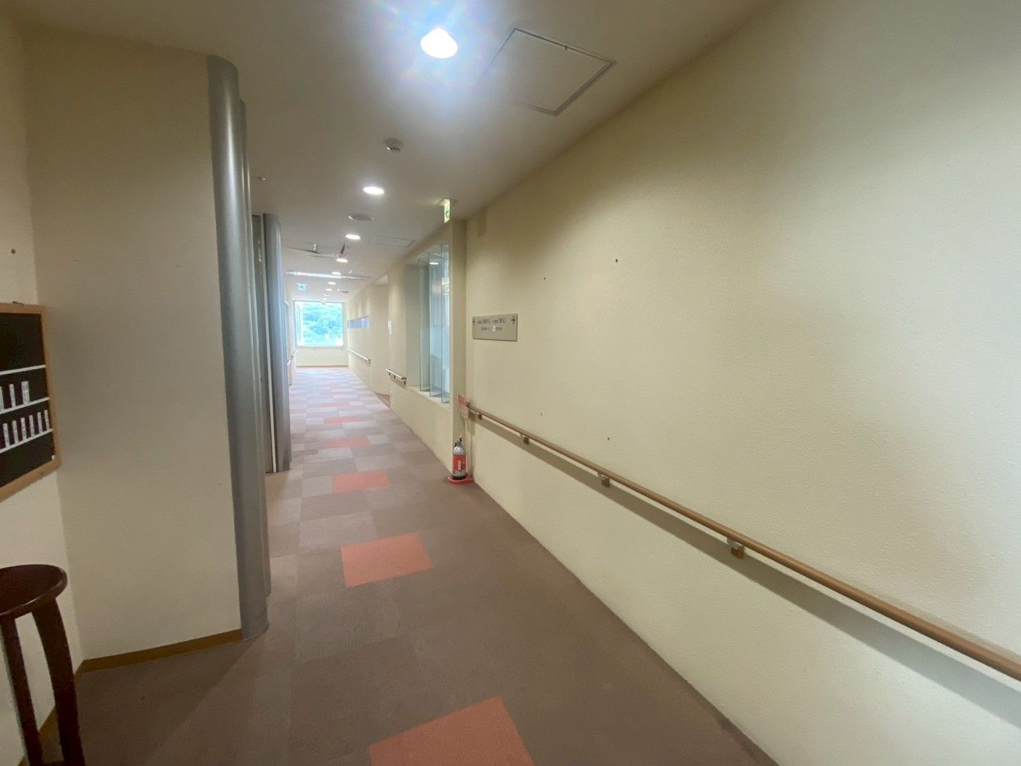 手すり付きの長い廊下