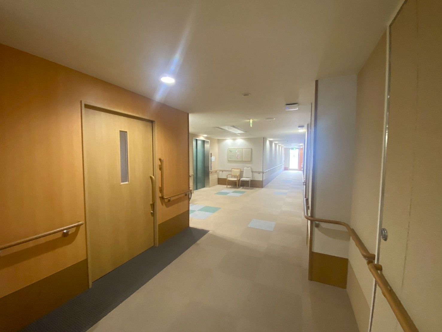 明るい廊下と扉