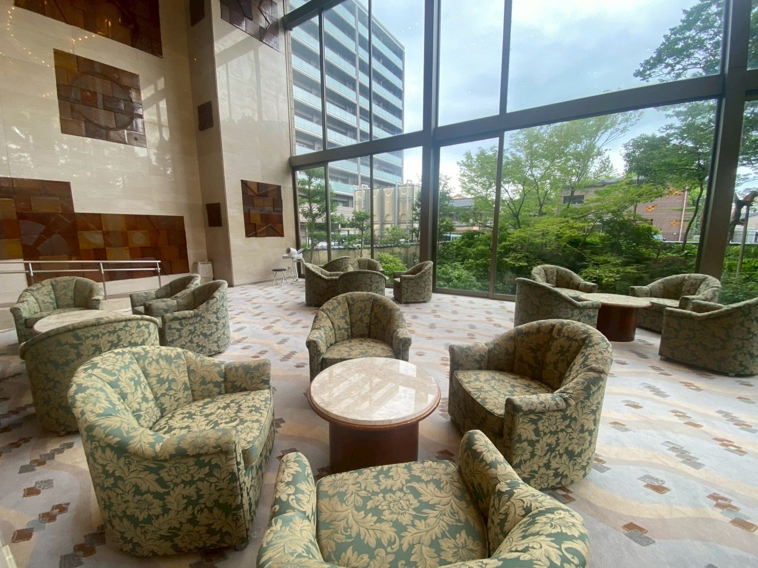 大きな窓のあるくつろぎスペース