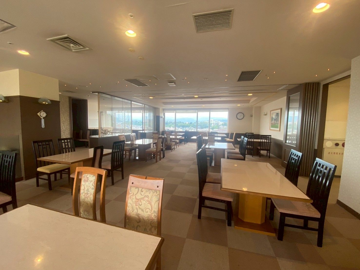 広々とした食事スペース