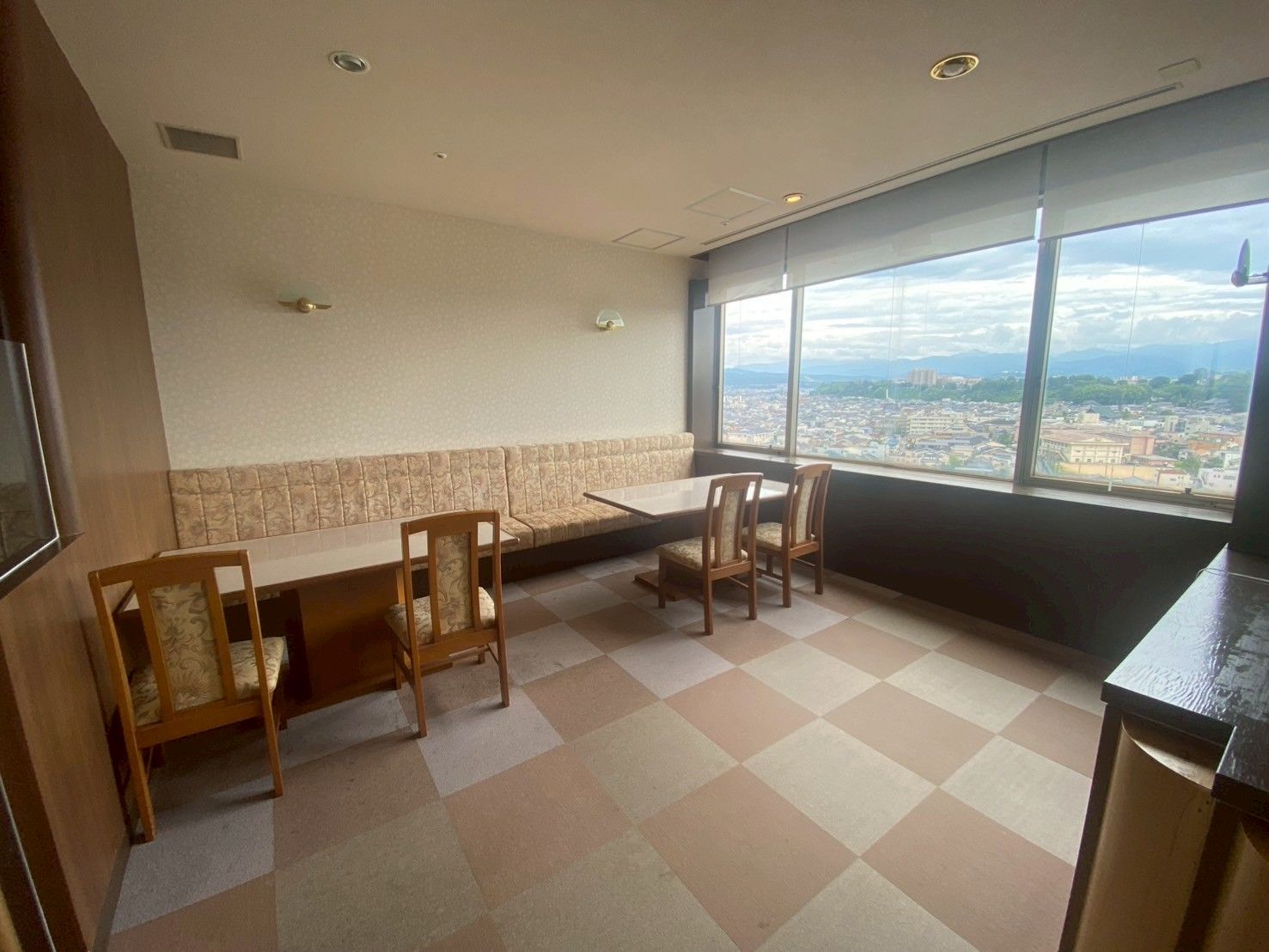 窓際のテーブル席