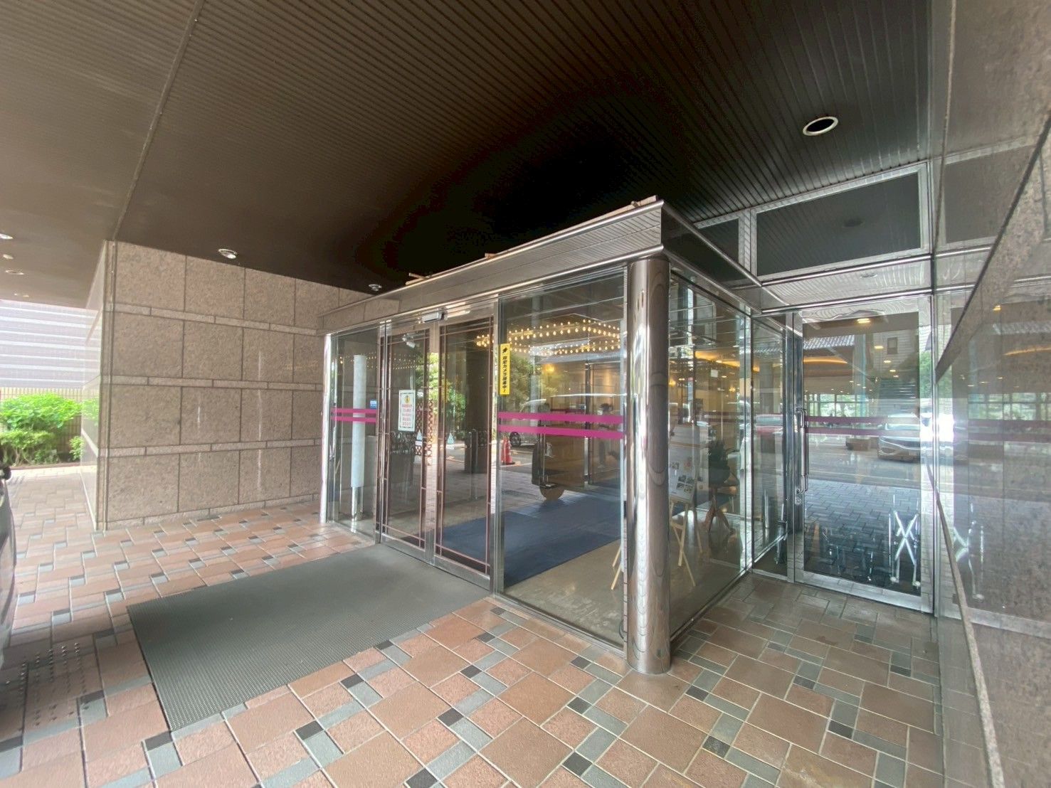ガラス扉のエントランス