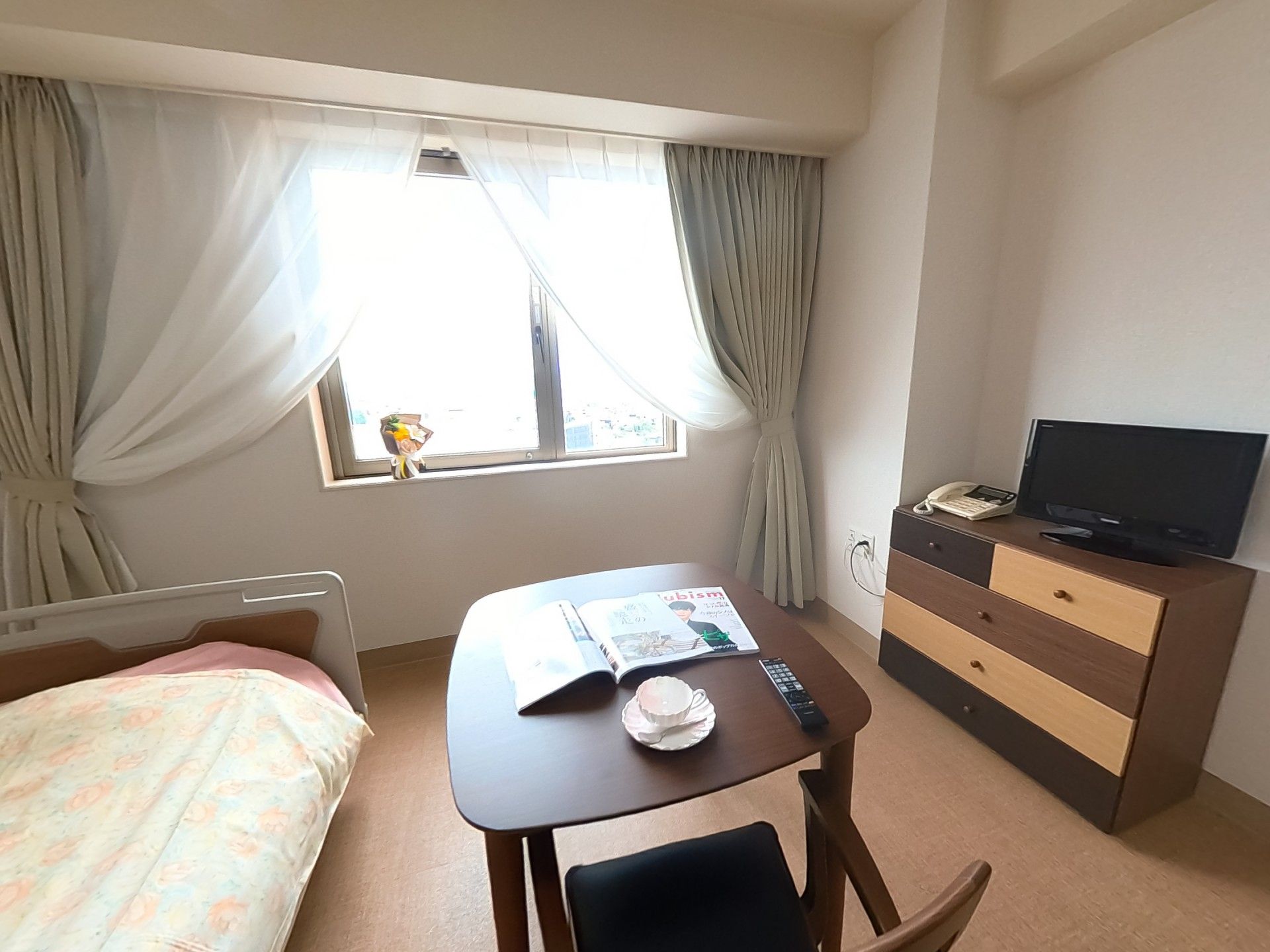 窓際の明るい個室