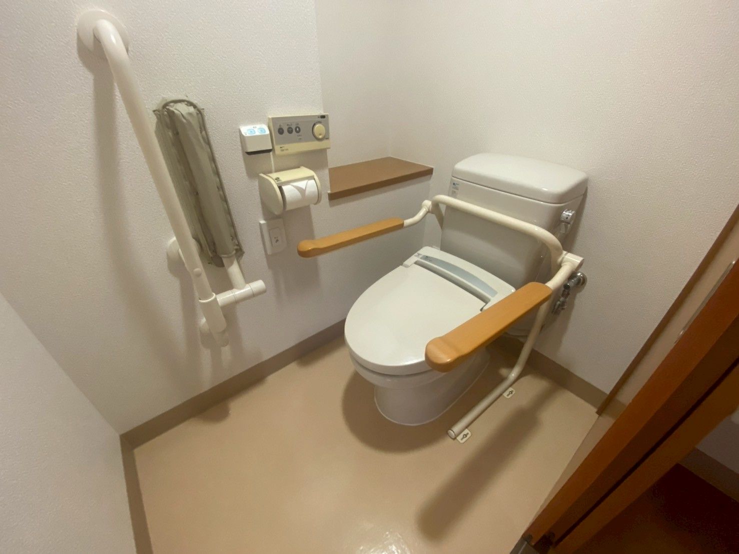 手すり付きのトイレ