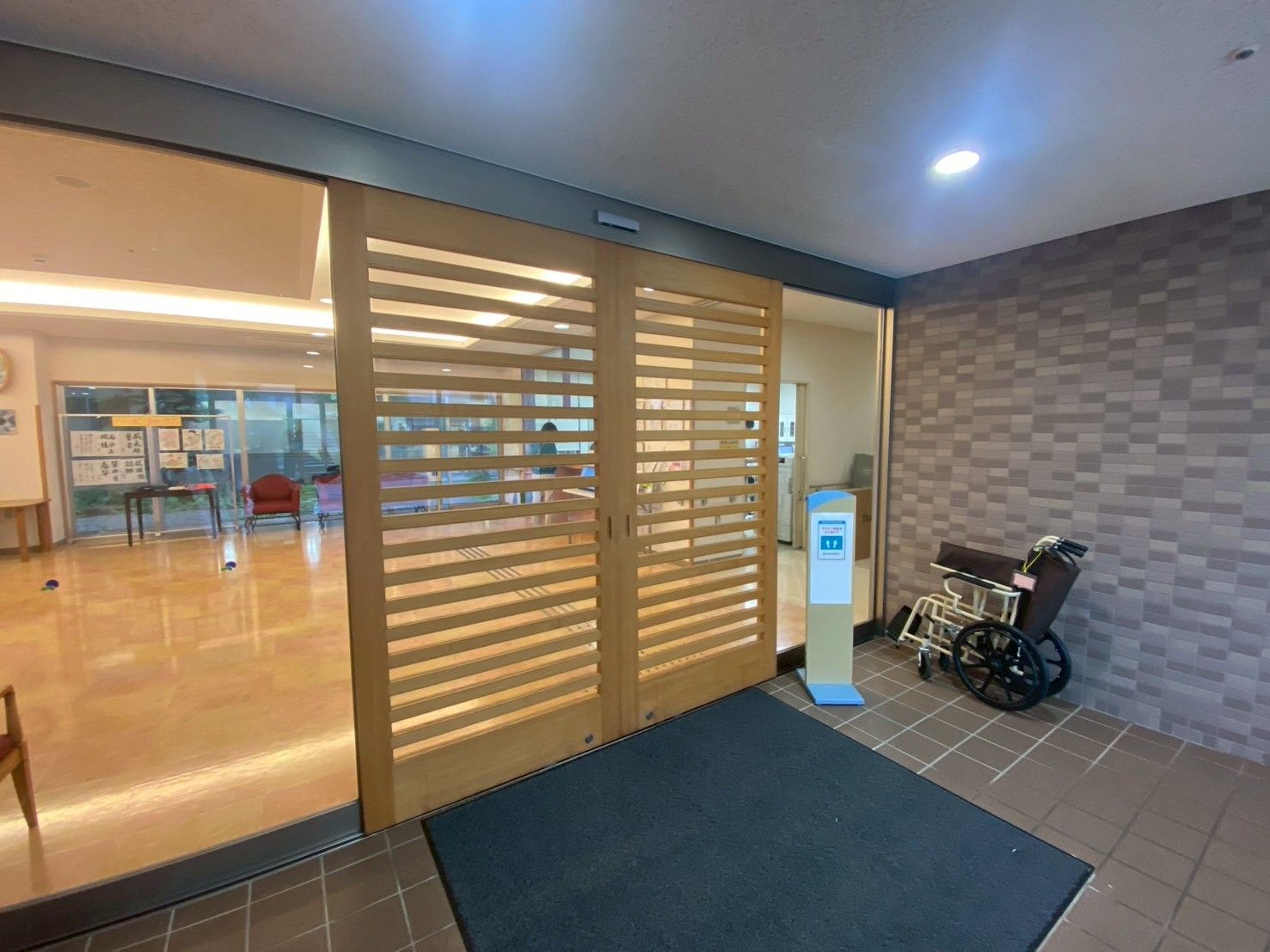 広い出入口の風景