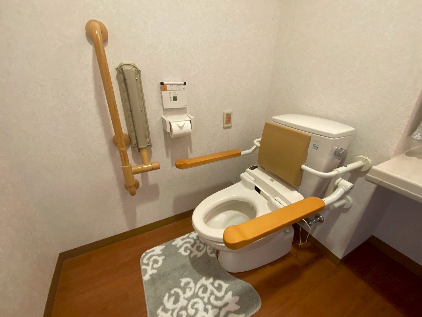 手すり付きのトイレ