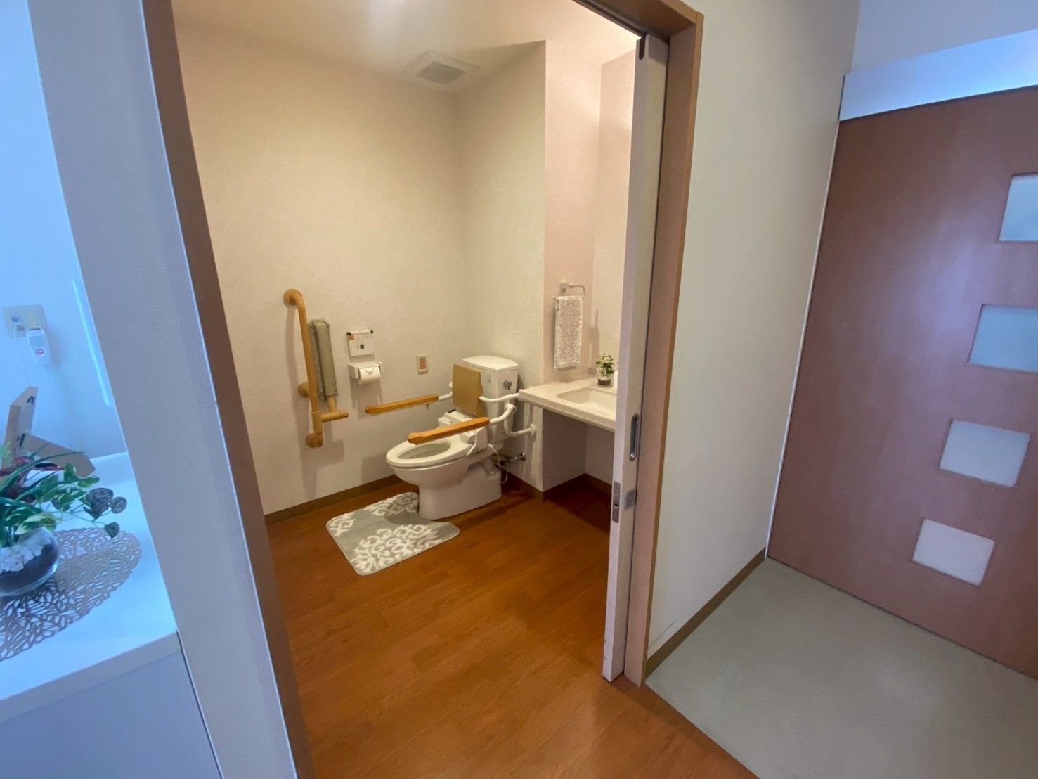 手すり付きのトイレ