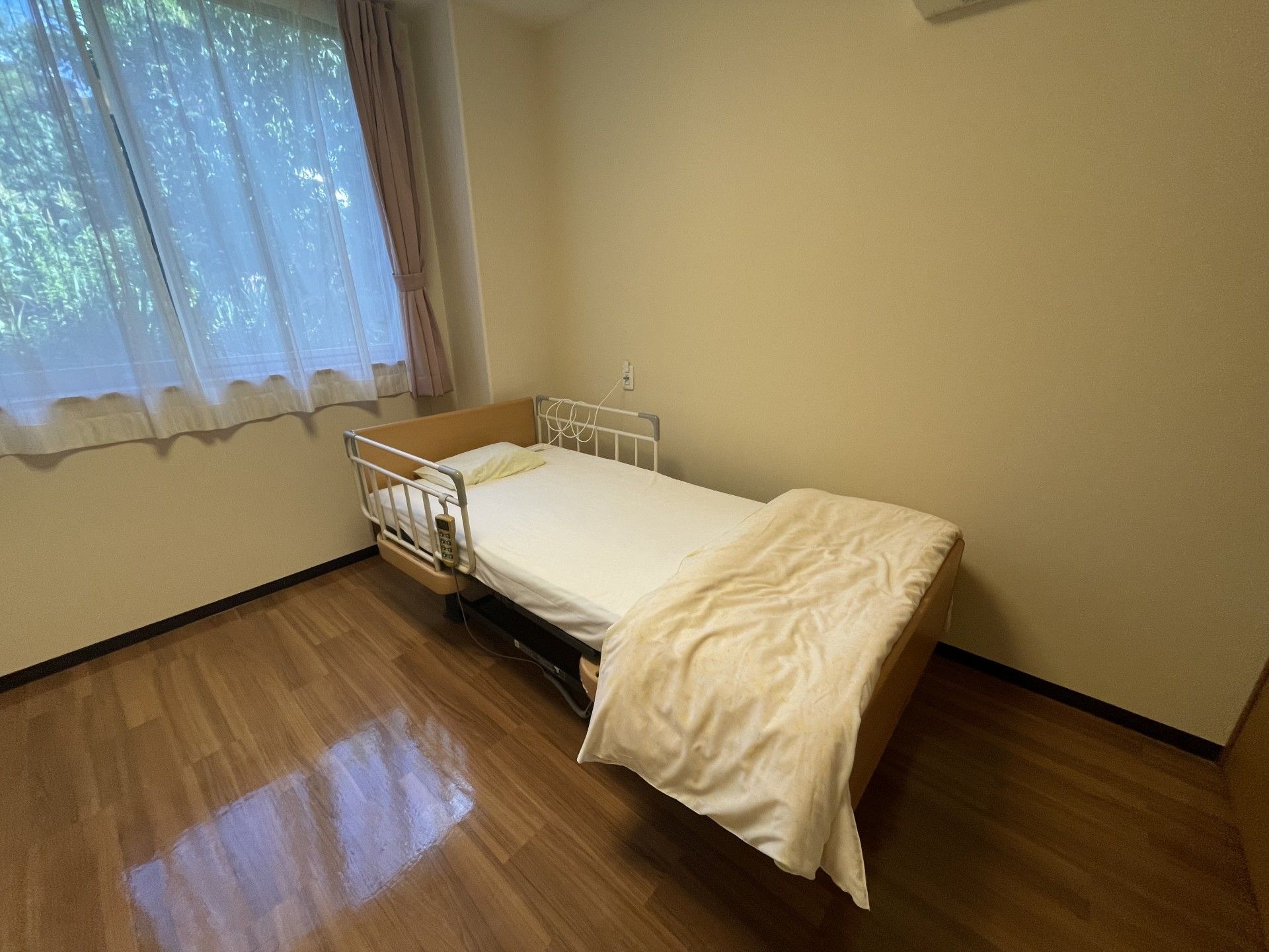 落ち着いた個室の寝室