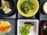 竹のことふきの煮物や青菜のあえもの、ちらし寿司、豆と魚などがそれぞれ盛られた弁当箱のような入れ物。