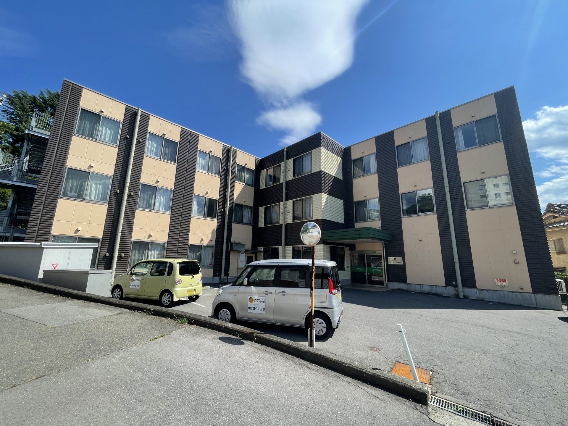 多階層の建物正面